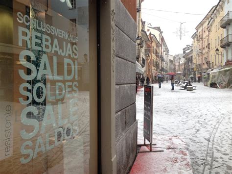 Torino, sfondano la vetrina di Gucci in via Roma e saccheggiano 